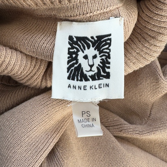 Turtleneck Short Sleeve Rib Sweater
Anne Klein - Picture 5 of 9